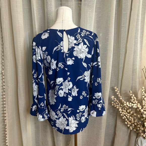 Blue and shite floral blouse Sz S Bell Sleeve Flounce - Picture 2 of 6